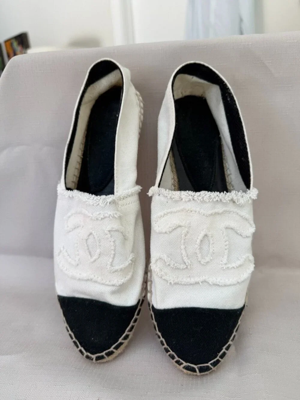 Authentic Chanel CC Canvas Espadrilles White Black Cap Toe Flats 39 11P Spain
